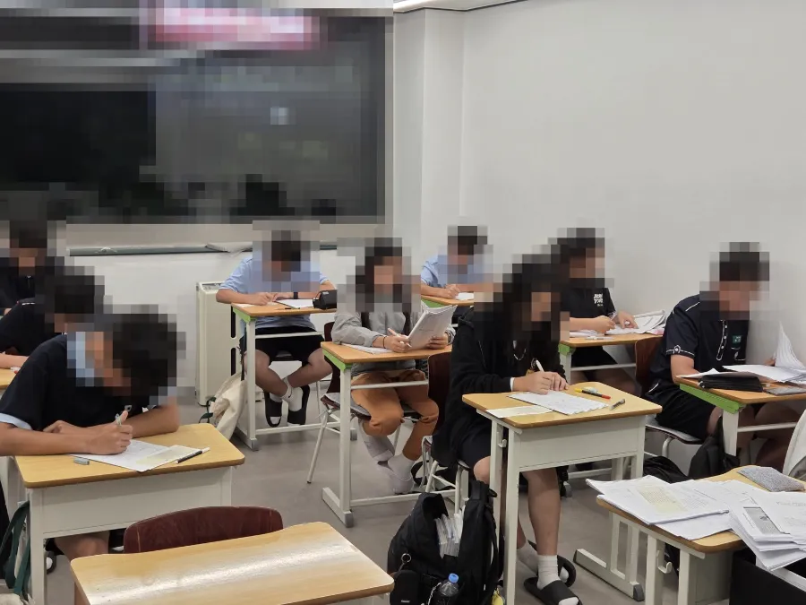 다니엘이 직접 만든 영어 쓰기 교재 「다니엘 영어논술 Writing」 — 문장 한 줄부터 고등 서술형·수행평가 에세이까지